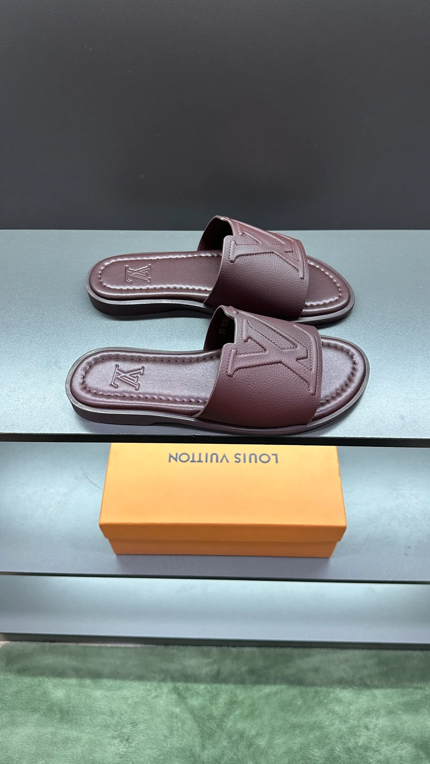 P280 🔍Top purchasing agent LV men's spring and summer slippers counter synchronized. The uppers are made of cowhide fabric imported from Italy, with logo graphics and high-quality craftsmanship. The soles are: original soles specially provided by the original factory. Exclusive molded soles are super comfortable. Original factory follow-up orders. 🔍🔍High quality. You can enter and exit the counter at will. Welcome to compare. Size 38-45